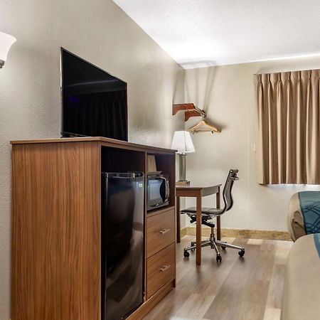Econo Lodge Hays I-70 Eksteriør billede