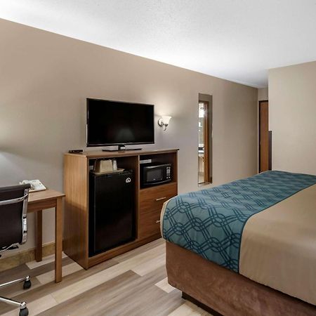 Econo Lodge Hays I-70 Eksteriør billede