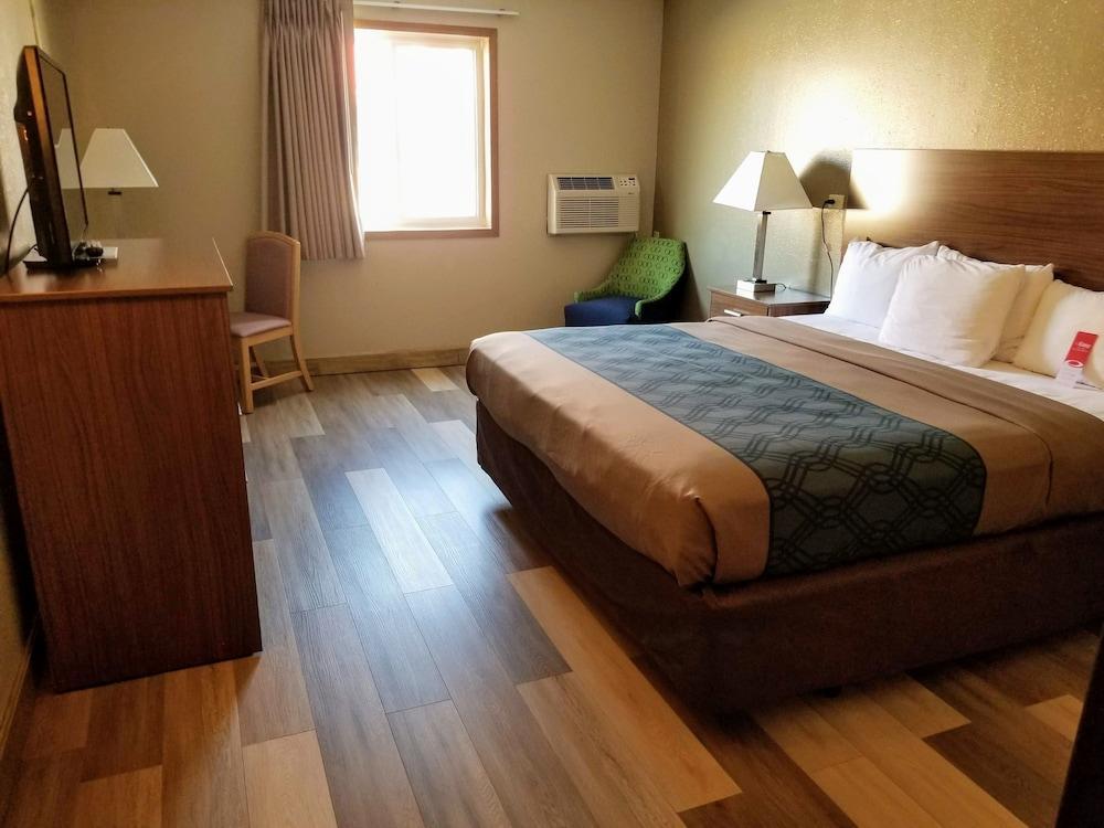 Econo Lodge Hays I-70 Eksteriør billede