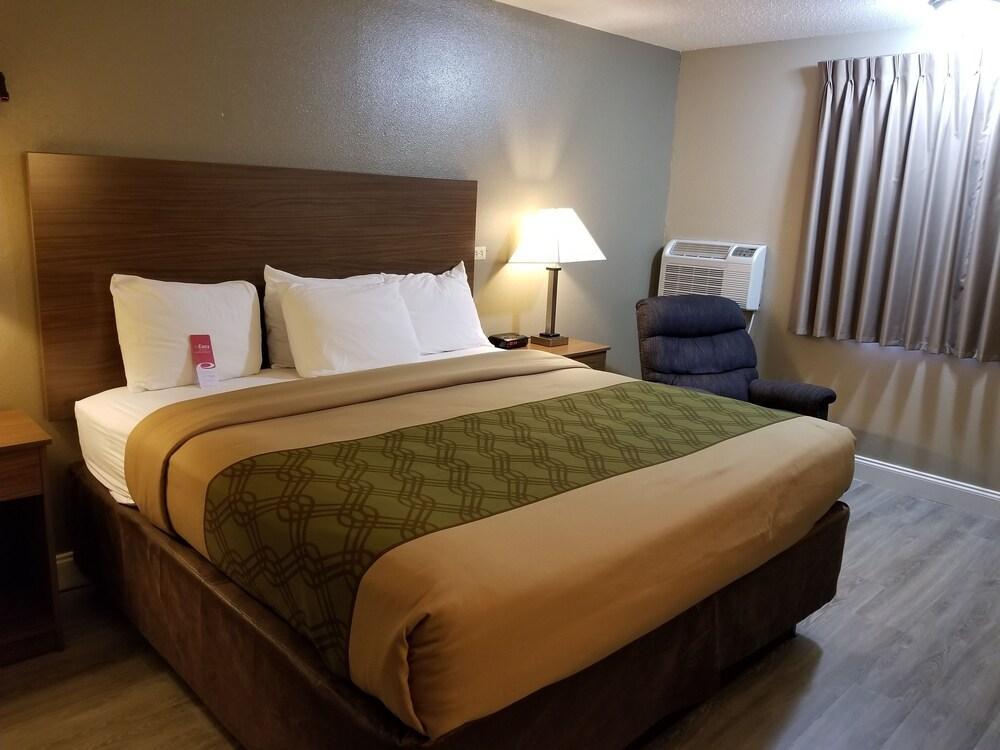 Econo Lodge Hays I-70 Eksteriør billede