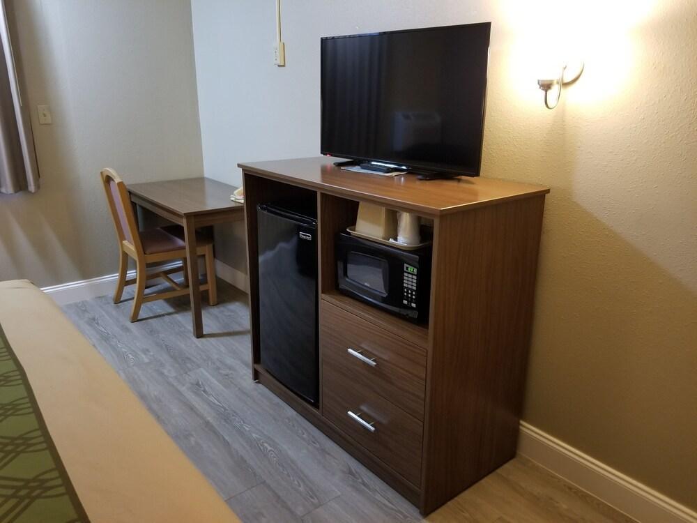 Econo Lodge Hays I-70 Eksteriør billede