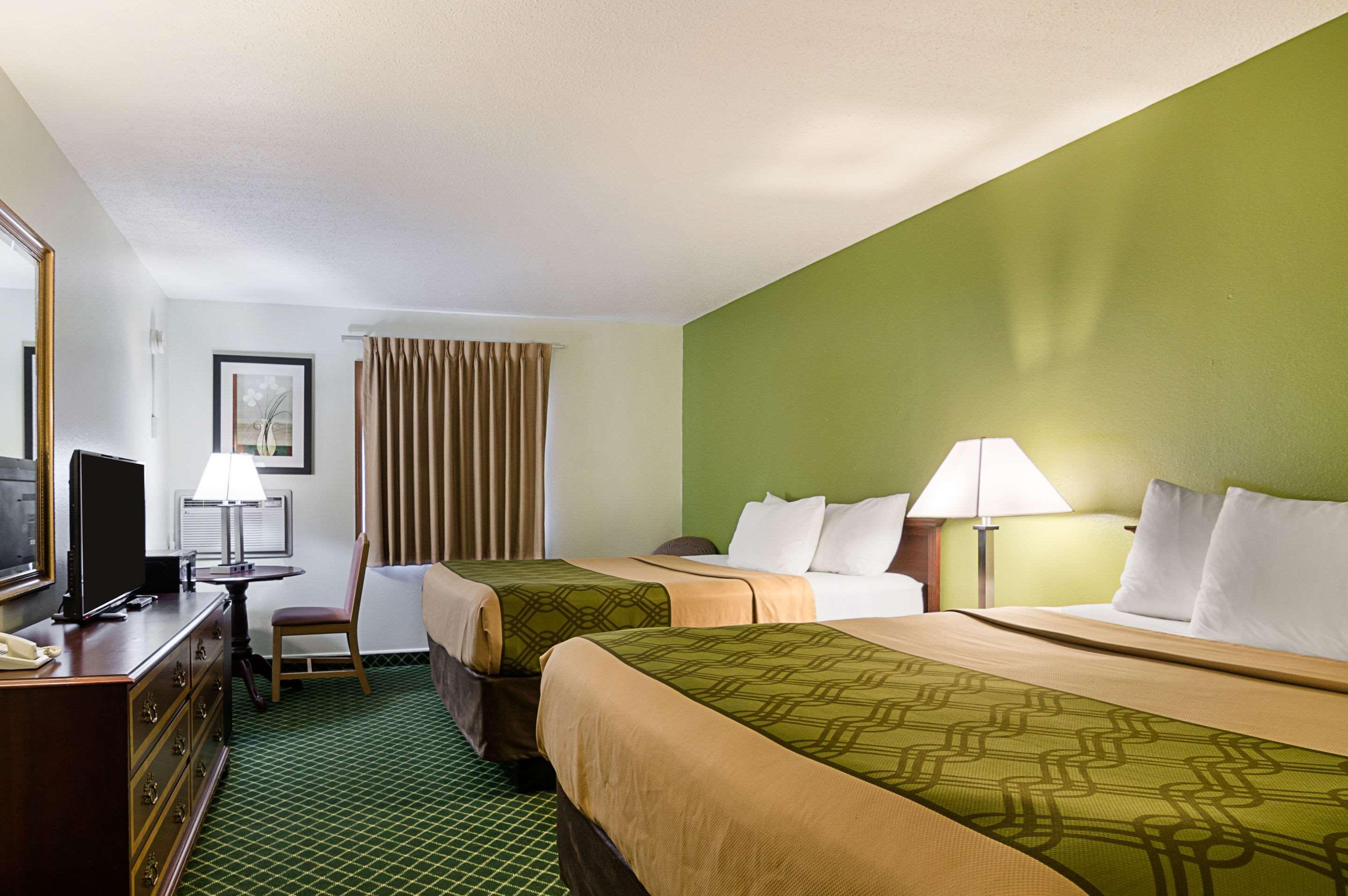 Econo Lodge Hays I-70 Eksteriør billede