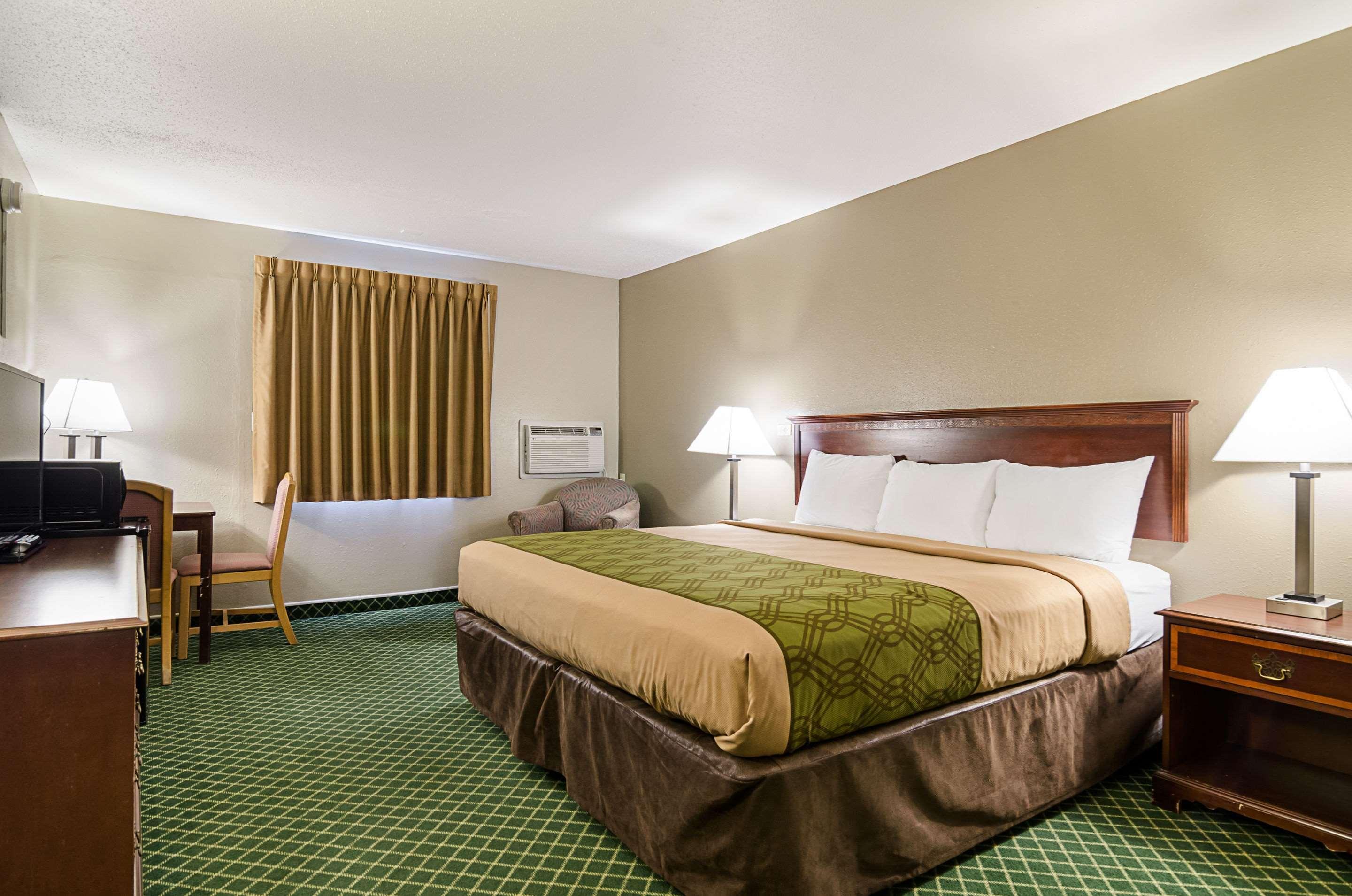 Econo Lodge Hays I-70 Eksteriør billede