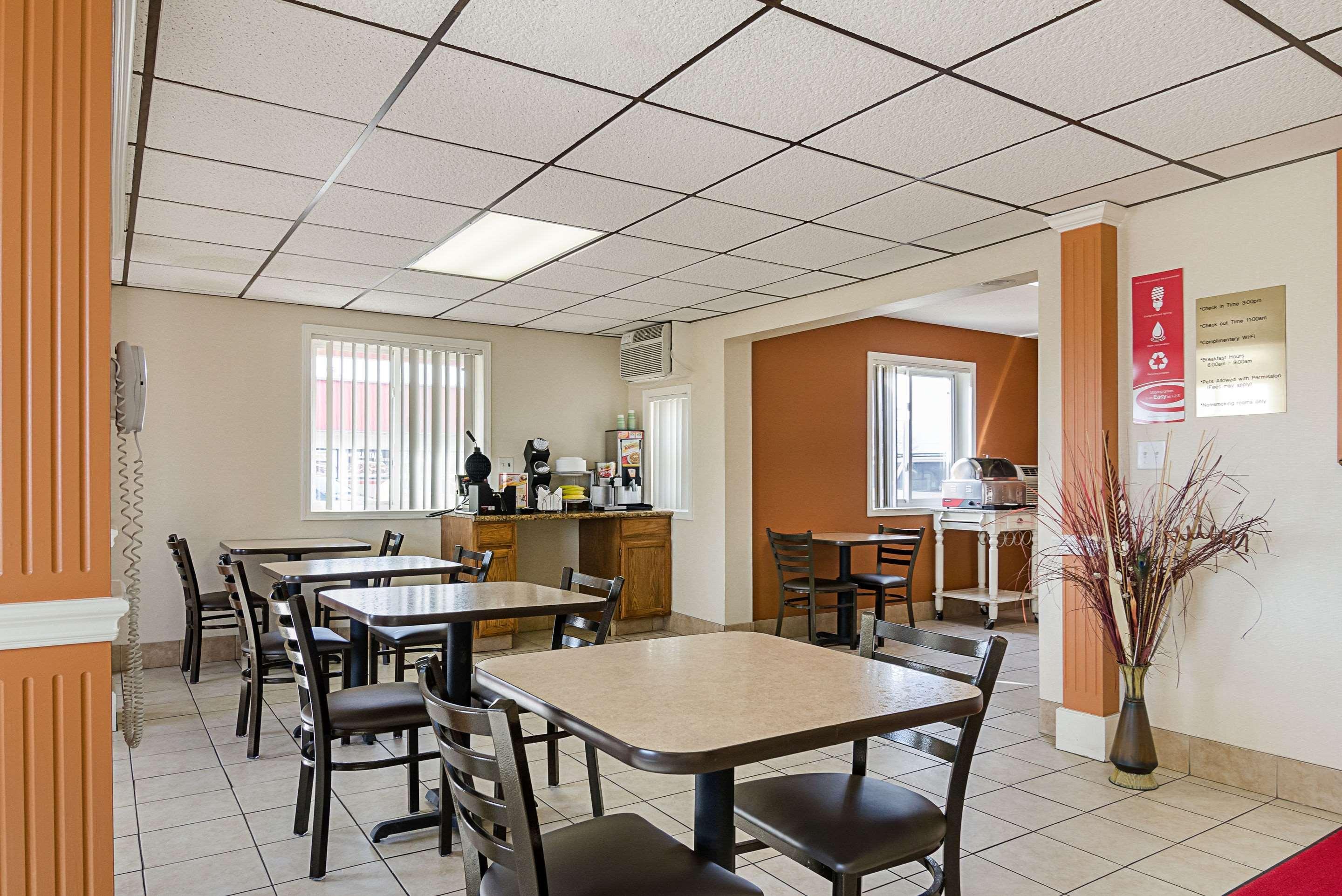 Econo Lodge Hays I-70 Eksteriør billede