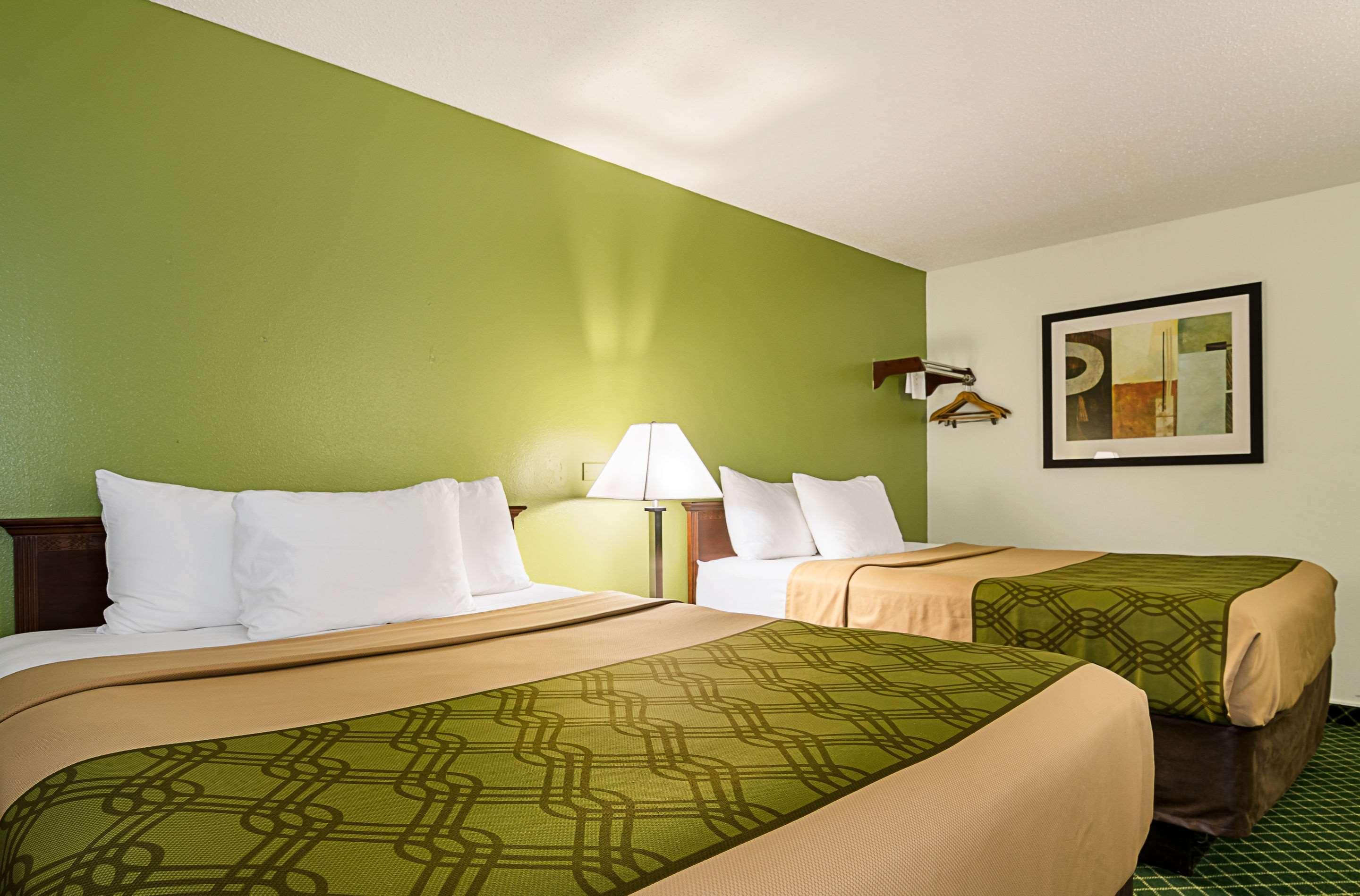 Econo Lodge Hays I-70 Eksteriør billede