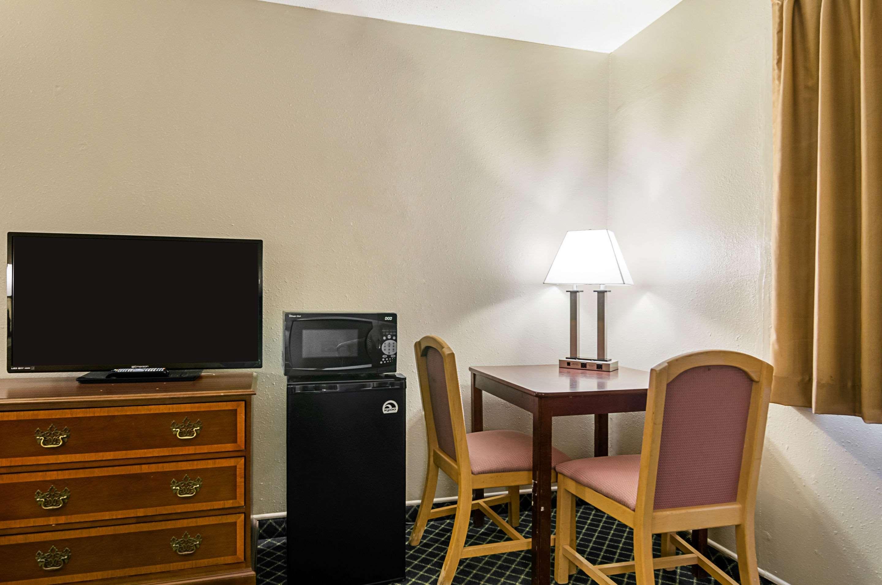 Econo Lodge Hays I-70 Eksteriør billede