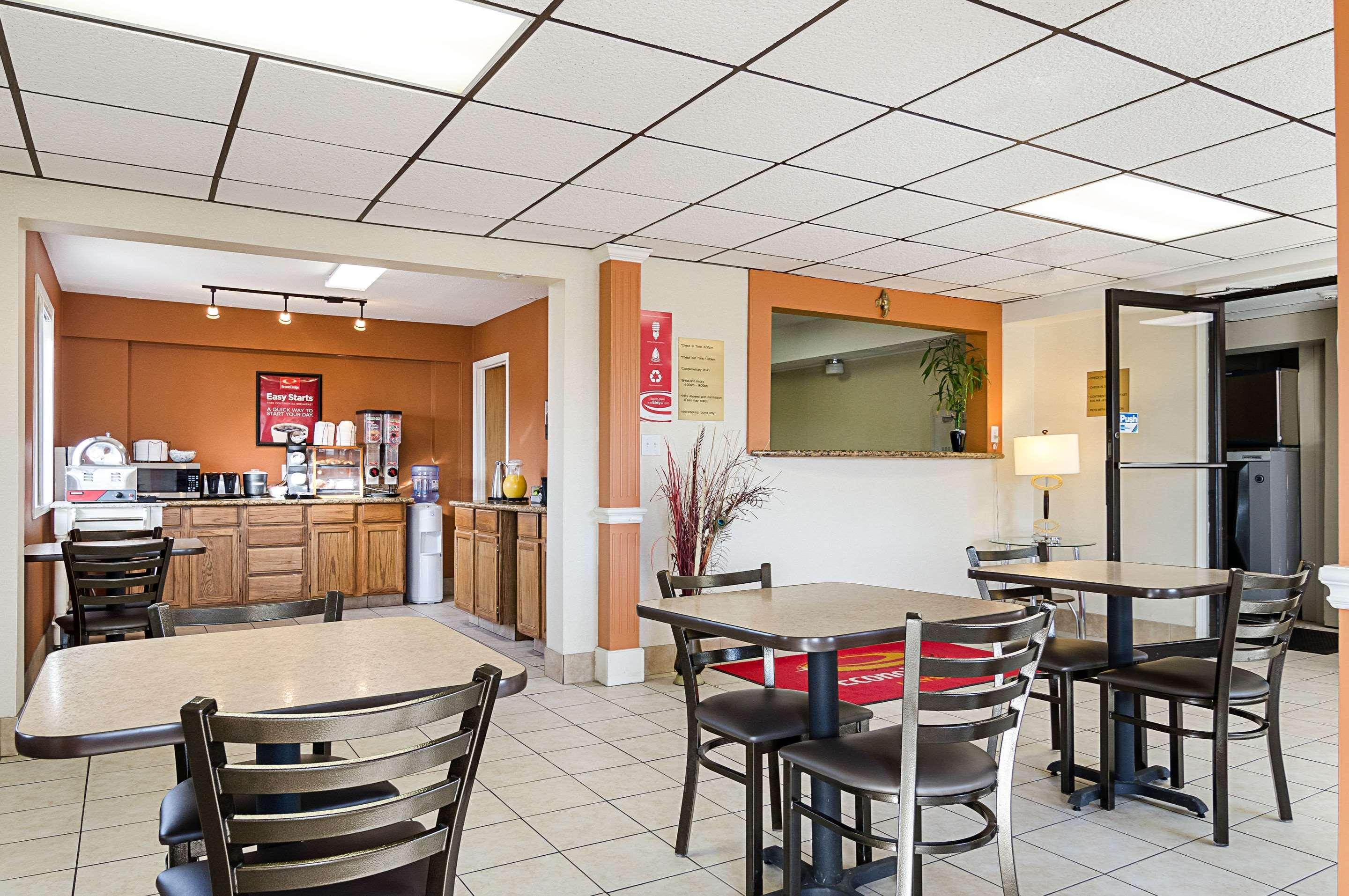 Econo Lodge Hays I-70 Eksteriør billede
