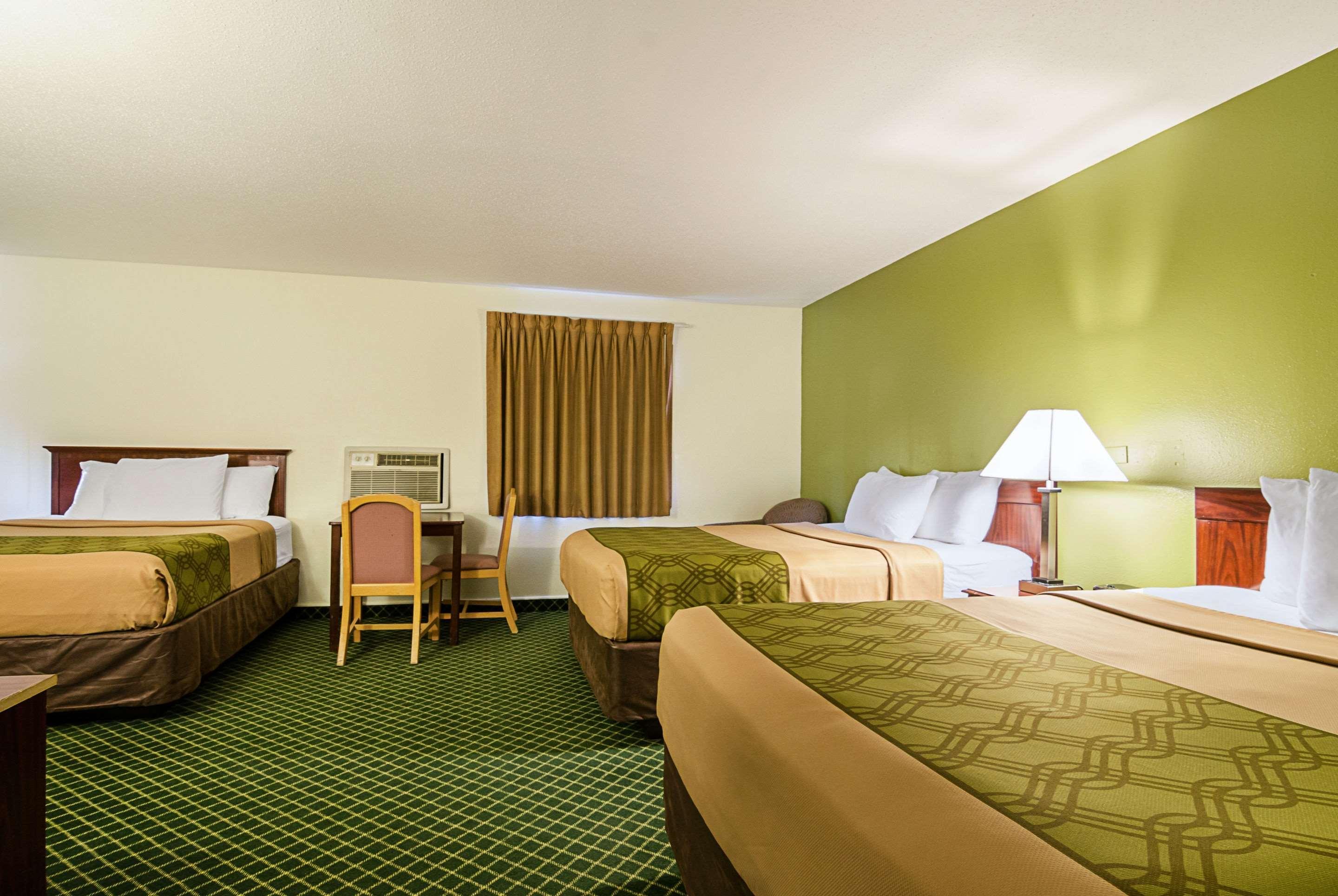 Econo Lodge Hays I-70 Eksteriør billede