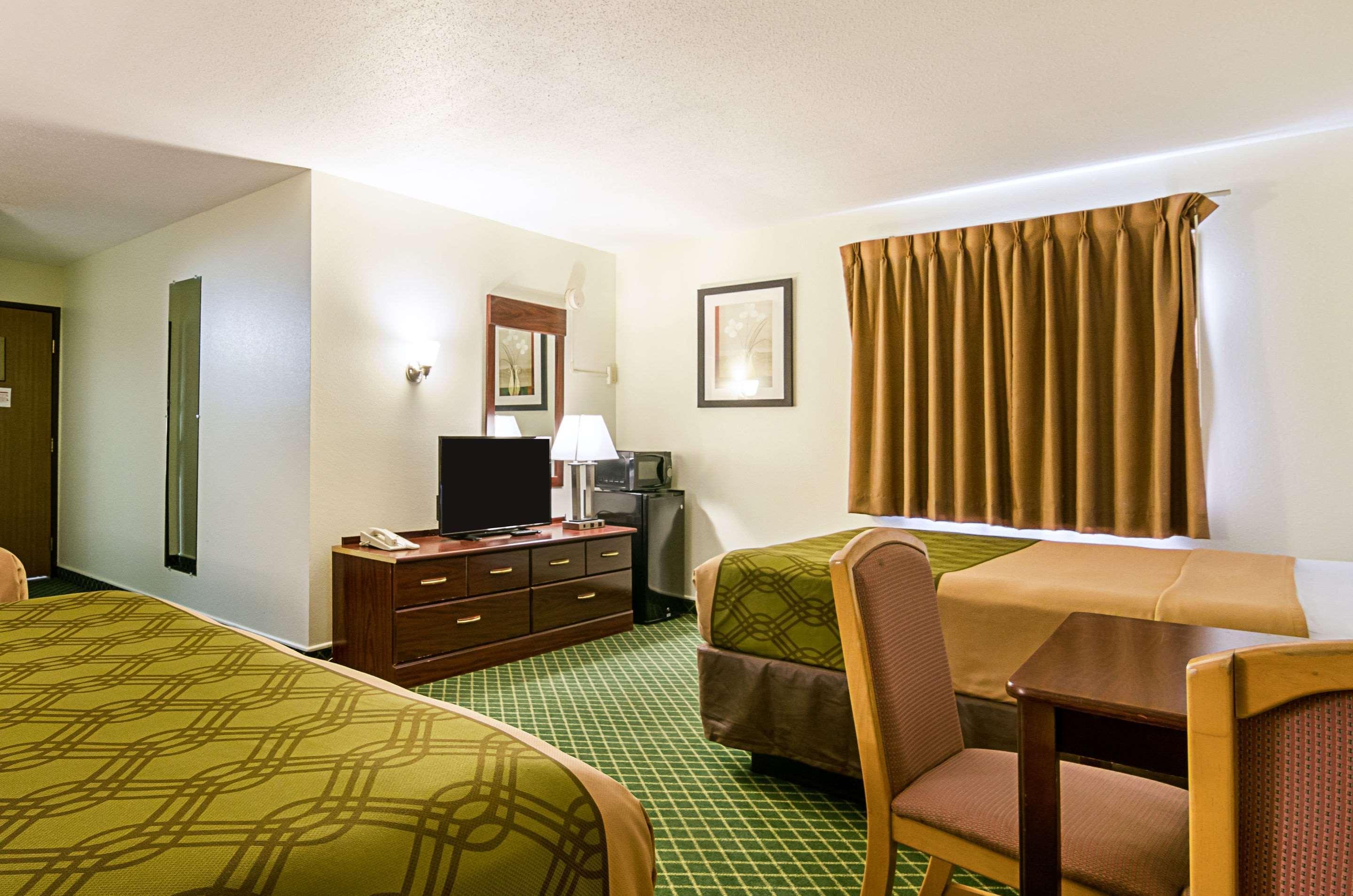 Econo Lodge Hays I-70 Eksteriør billede