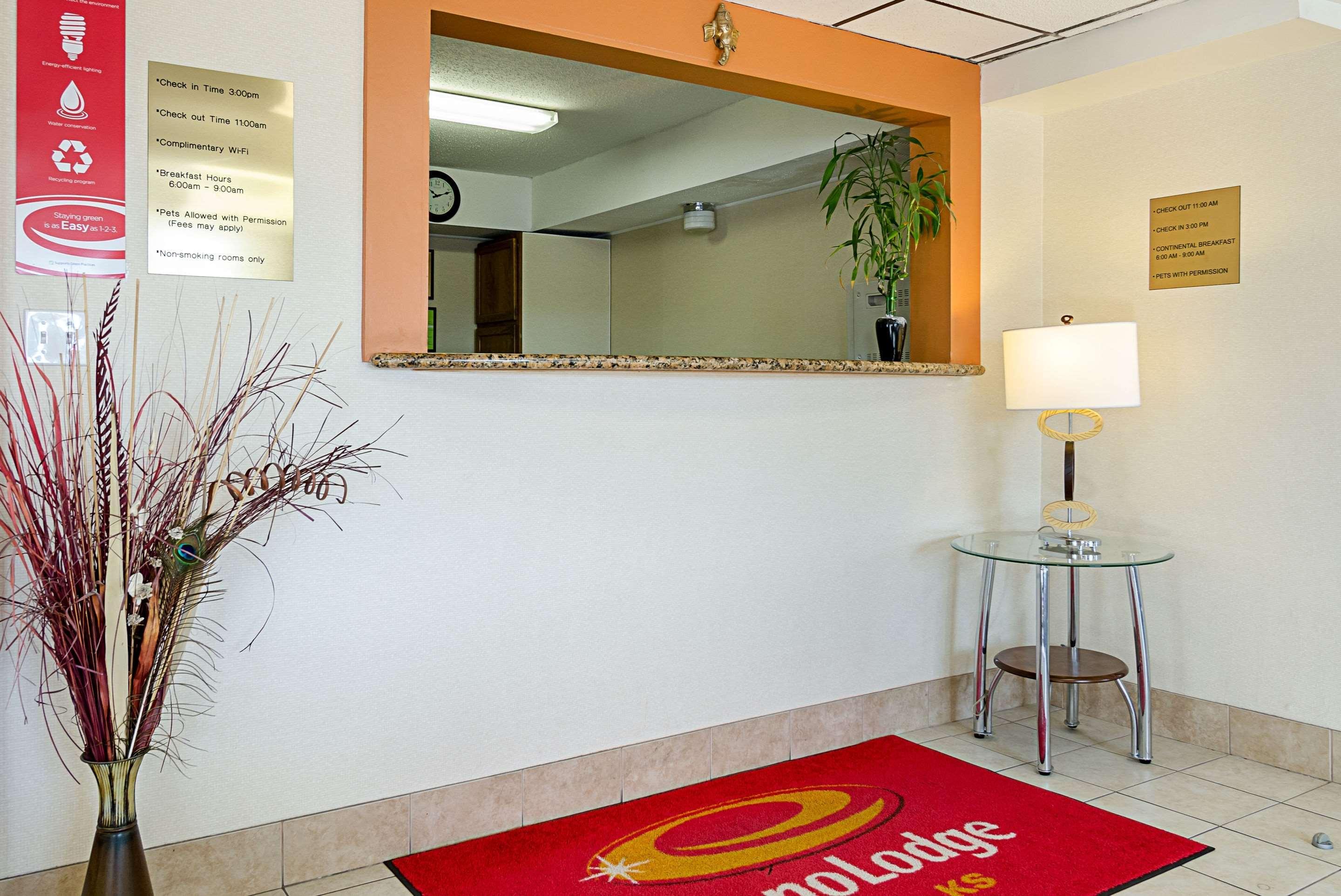 Econo Lodge Hays I-70 Eksteriør billede