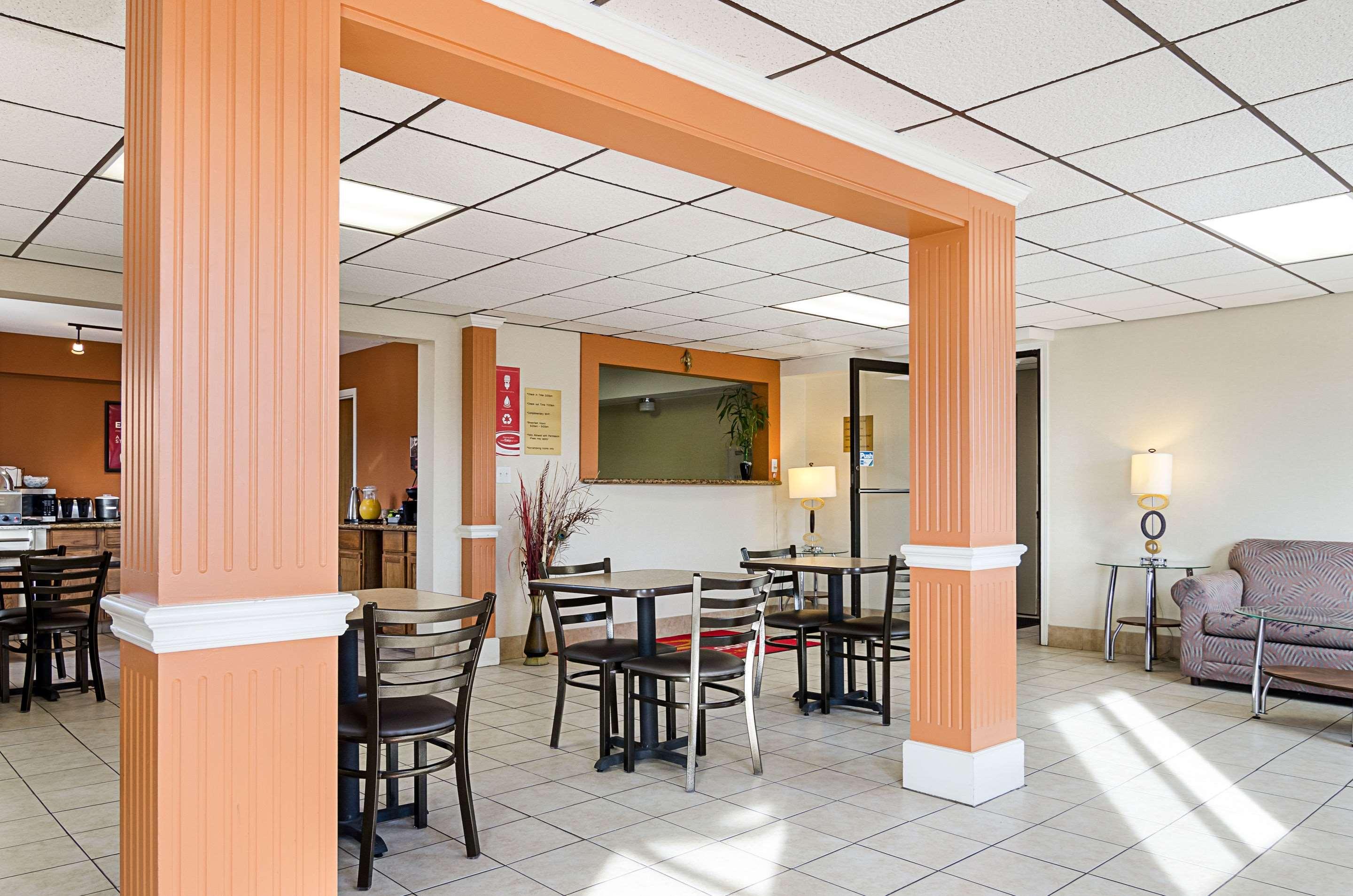 Econo Lodge Hays I-70 Eksteriør billede