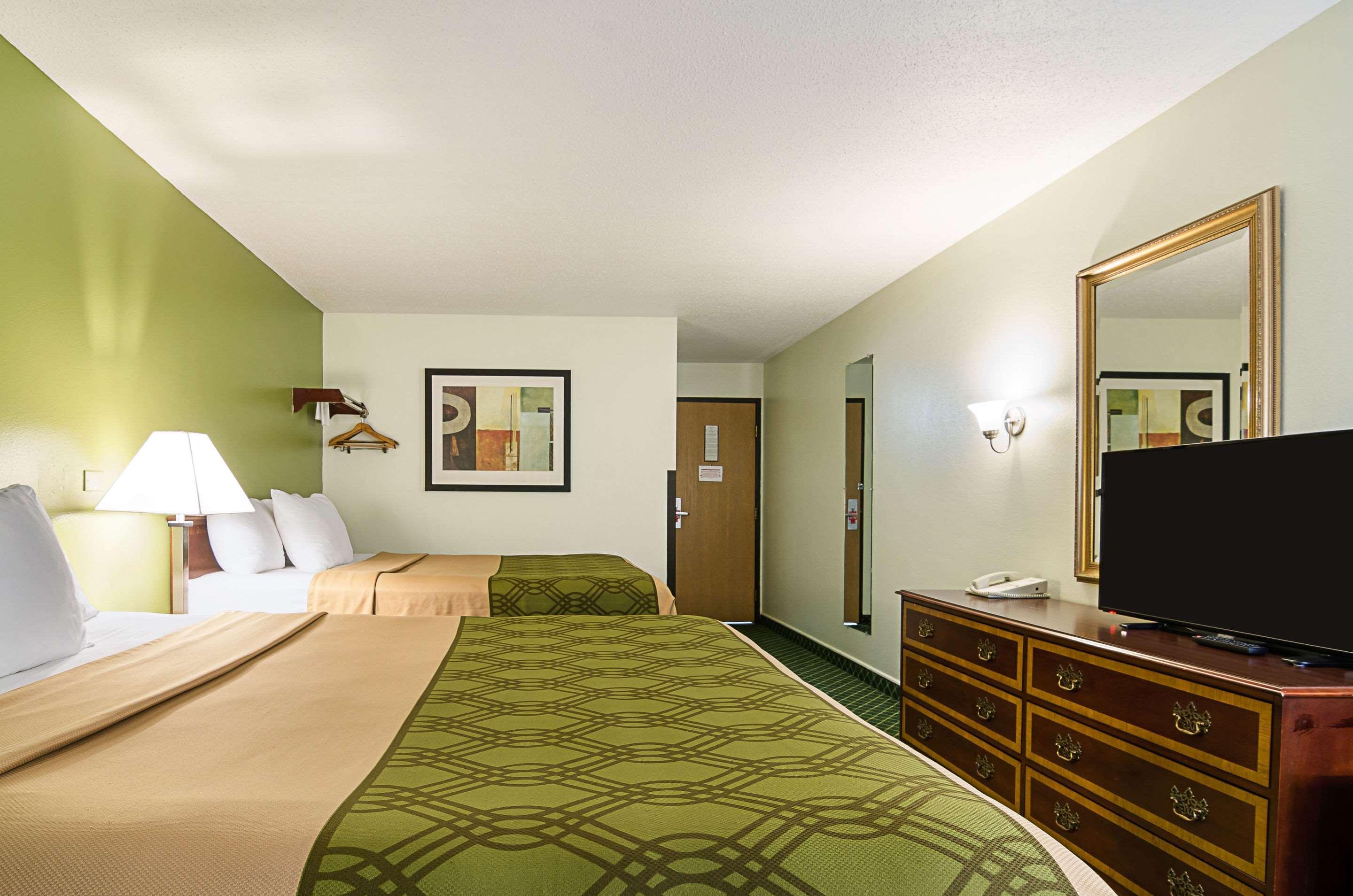 Econo Lodge Hays I-70 Eksteriør billede