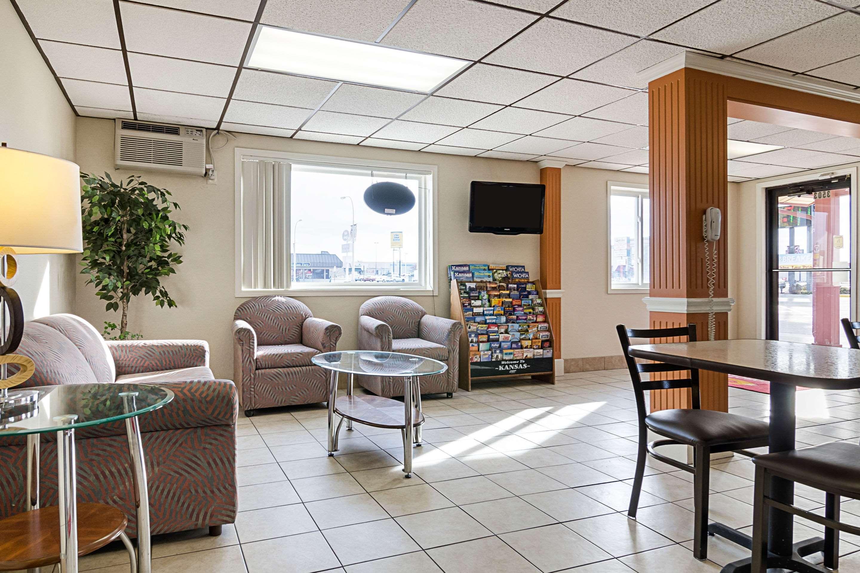 Econo Lodge Hays I-70 Eksteriør billede