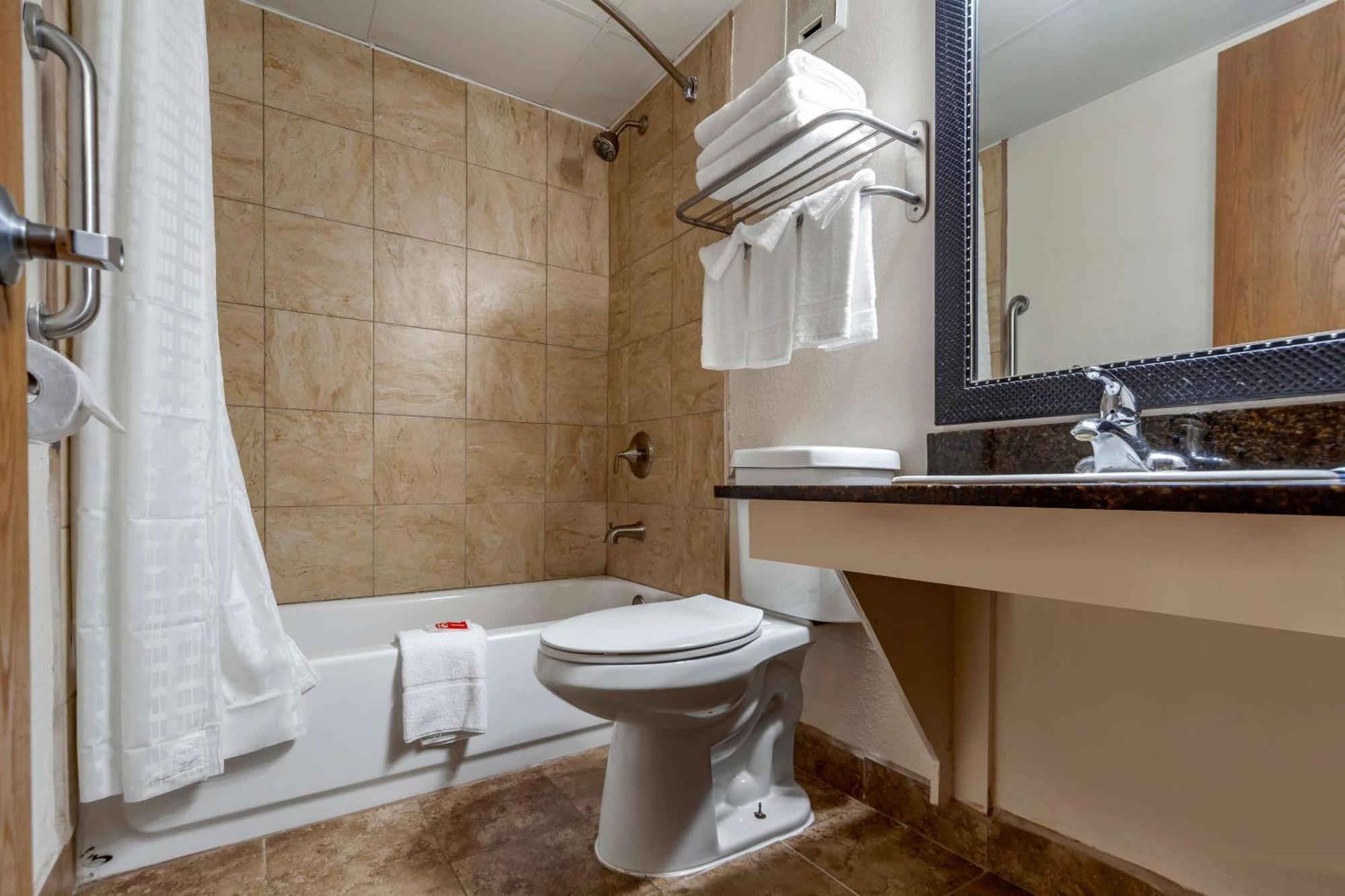Econo Lodge Hays I-70 Eksteriør billede