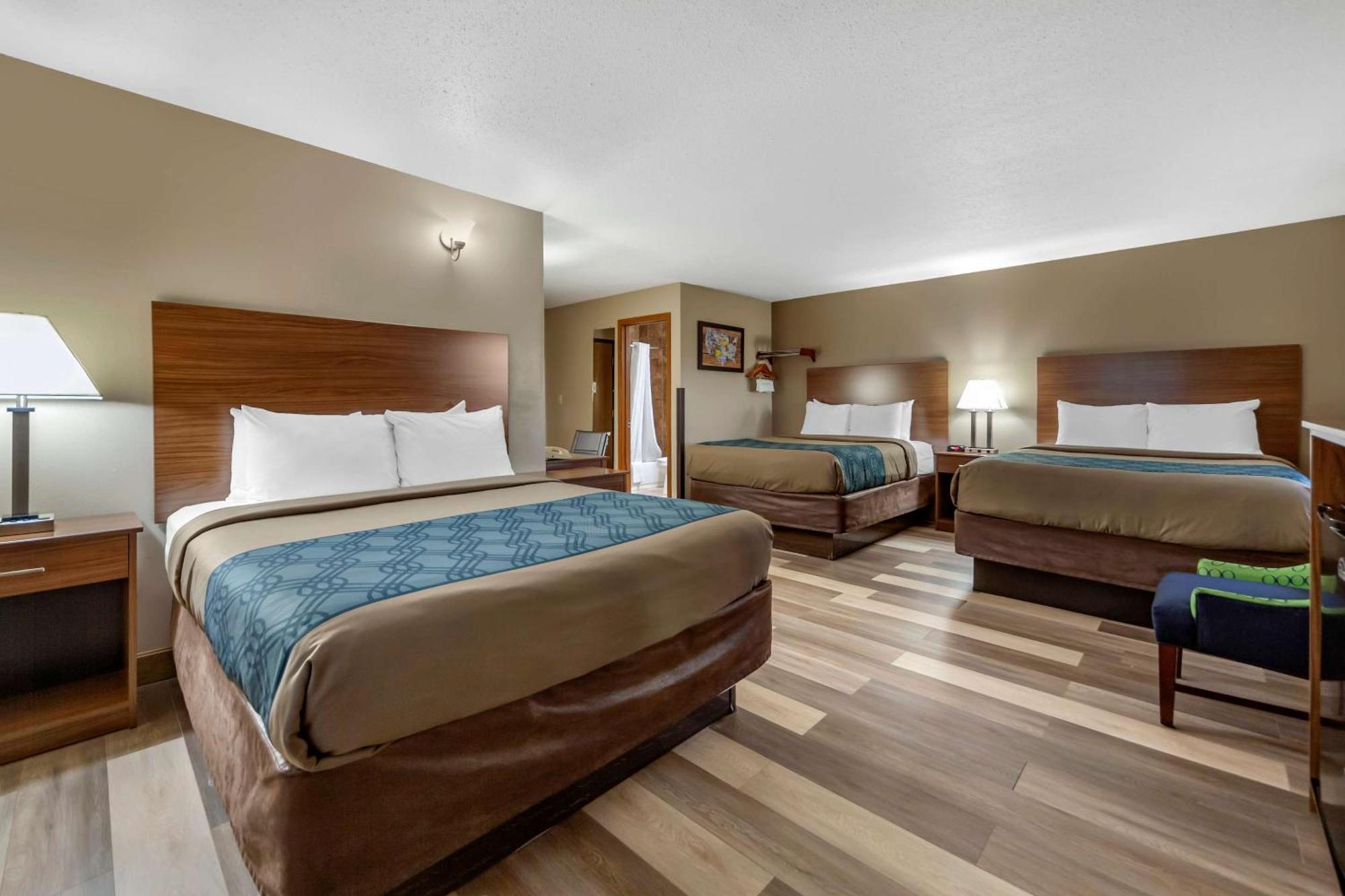 Econo Lodge Hays I-70 Eksteriør billede