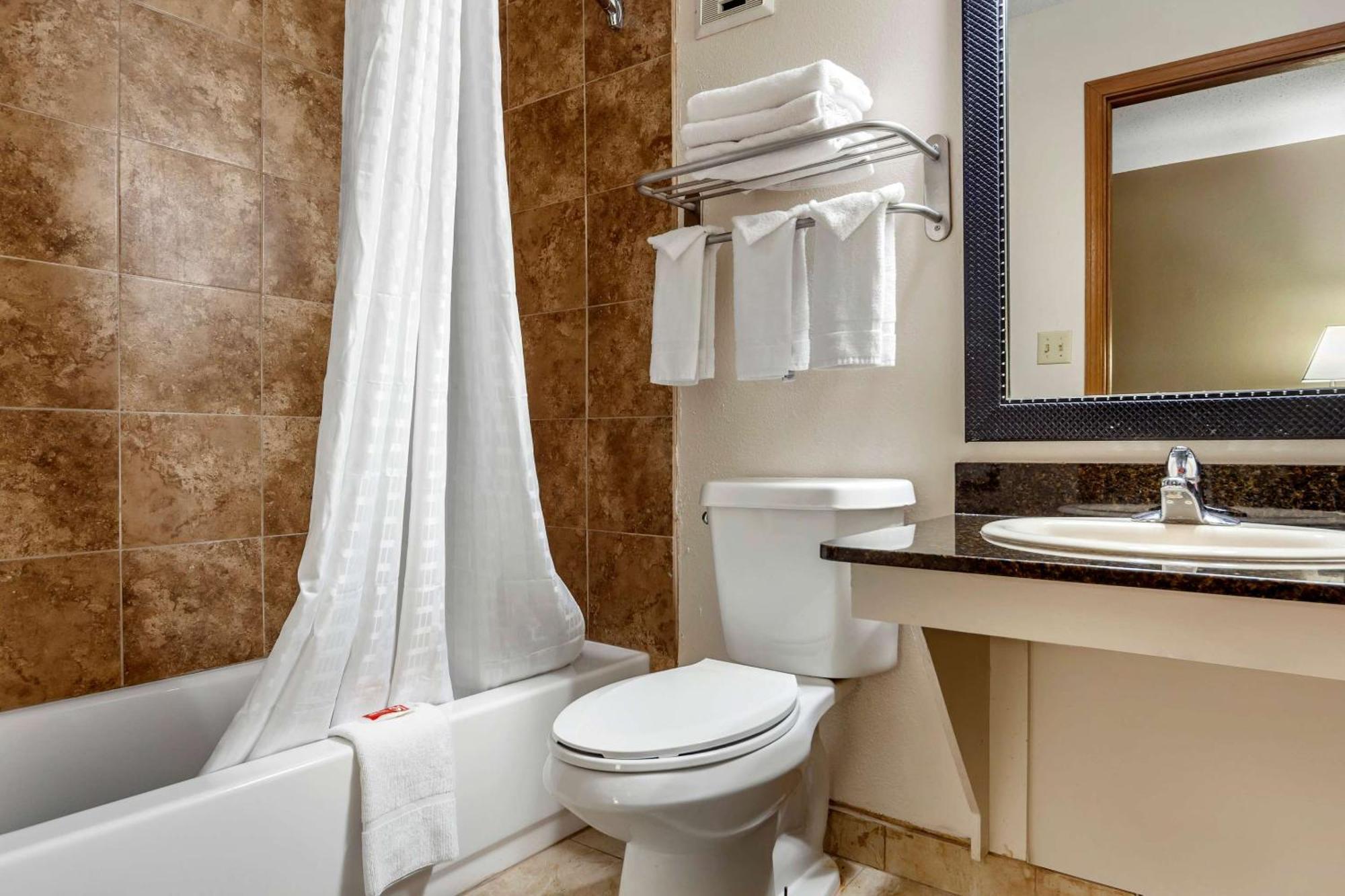 Econo Lodge Hays I-70 Eksteriør billede
