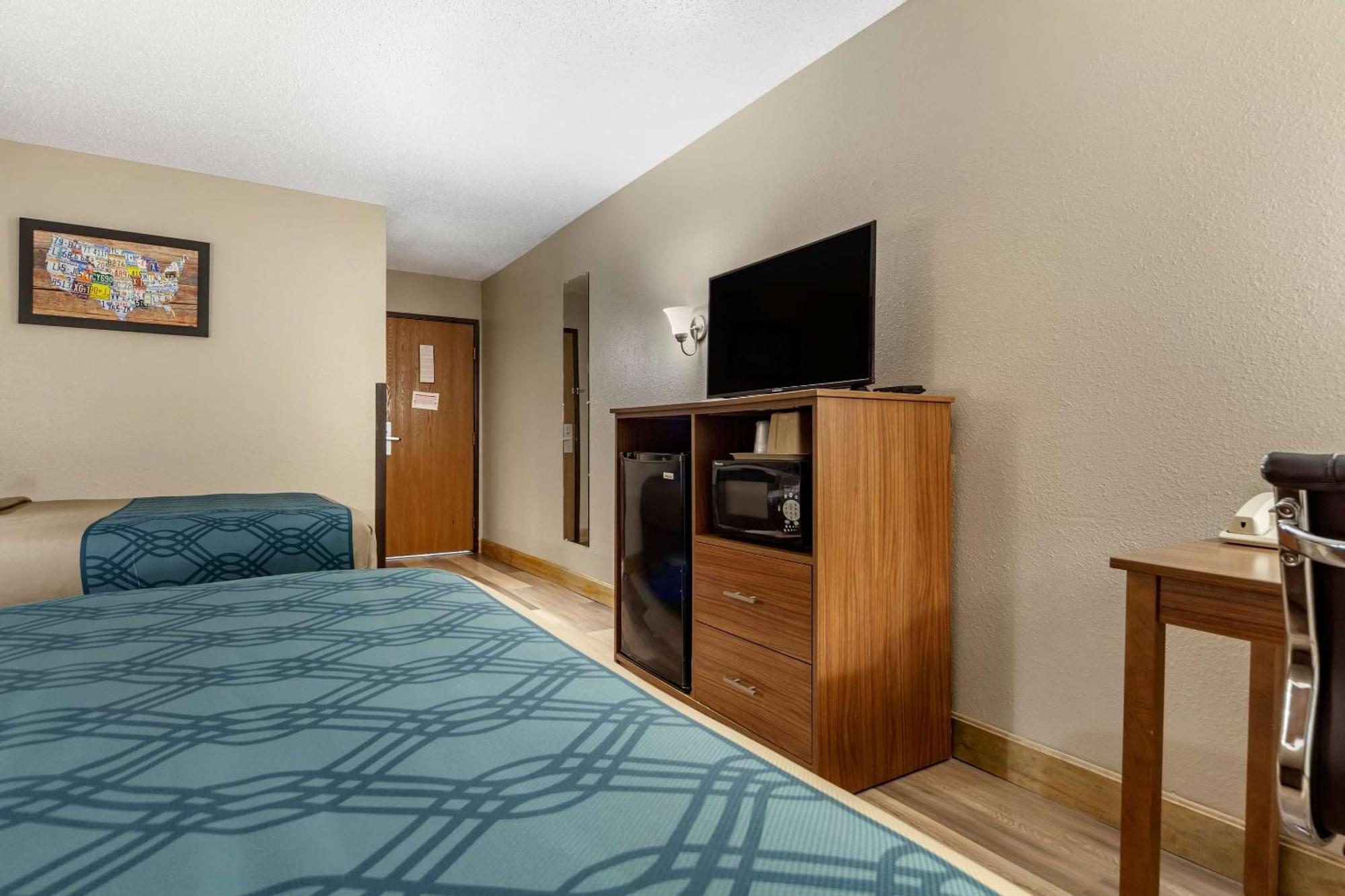Econo Lodge Hays I-70 Eksteriør billede