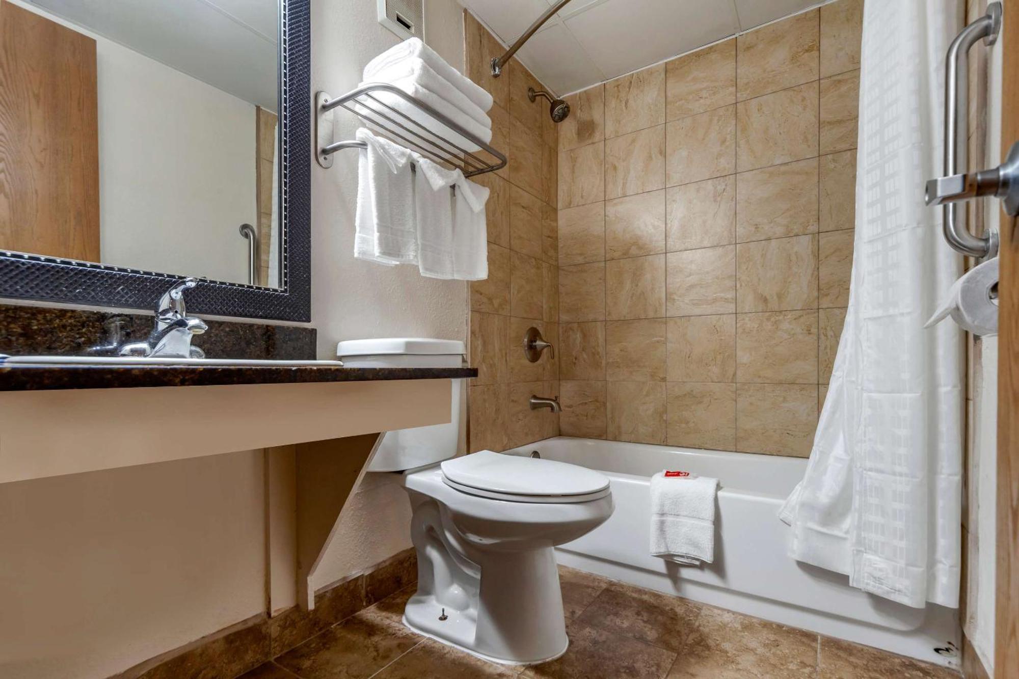 Econo Lodge Hays I-70 Eksteriør billede