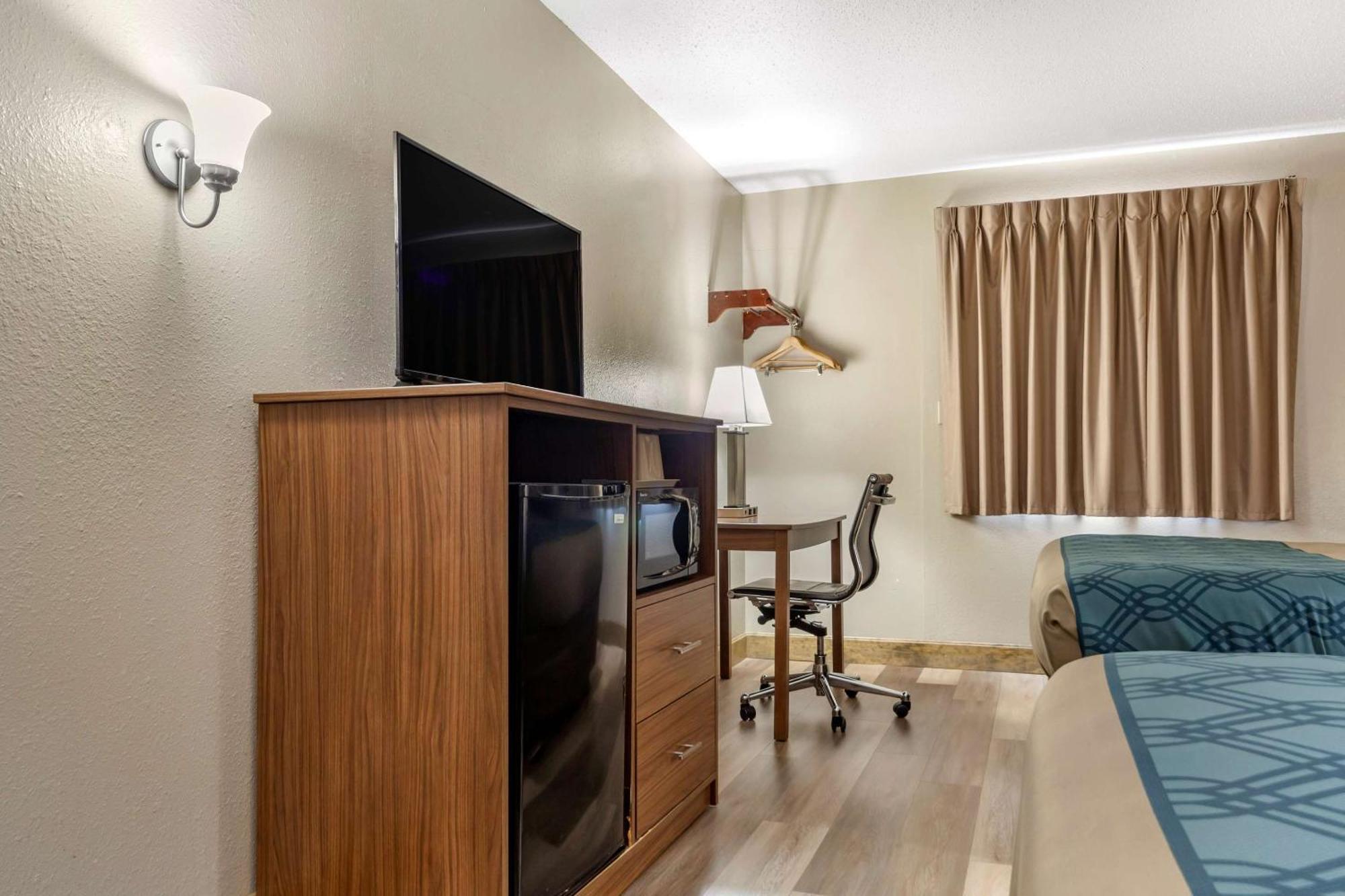Econo Lodge Hays I-70 Eksteriør billede