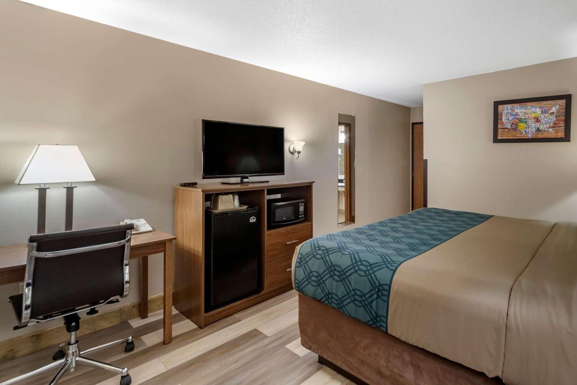 Econo Lodge Hays I-70 Eksteriør billede