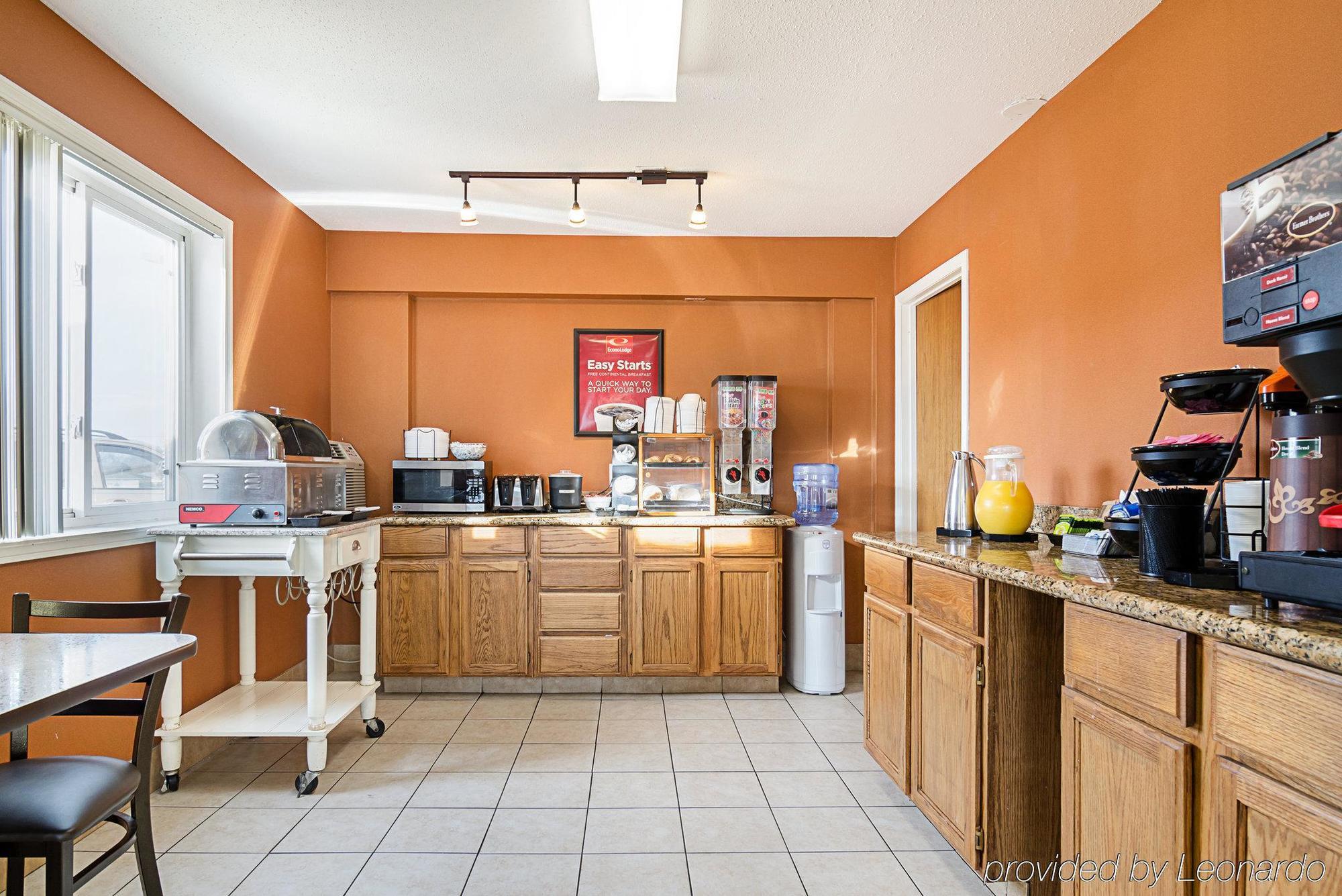 Econo Lodge Hays I-70 Eksteriør billede