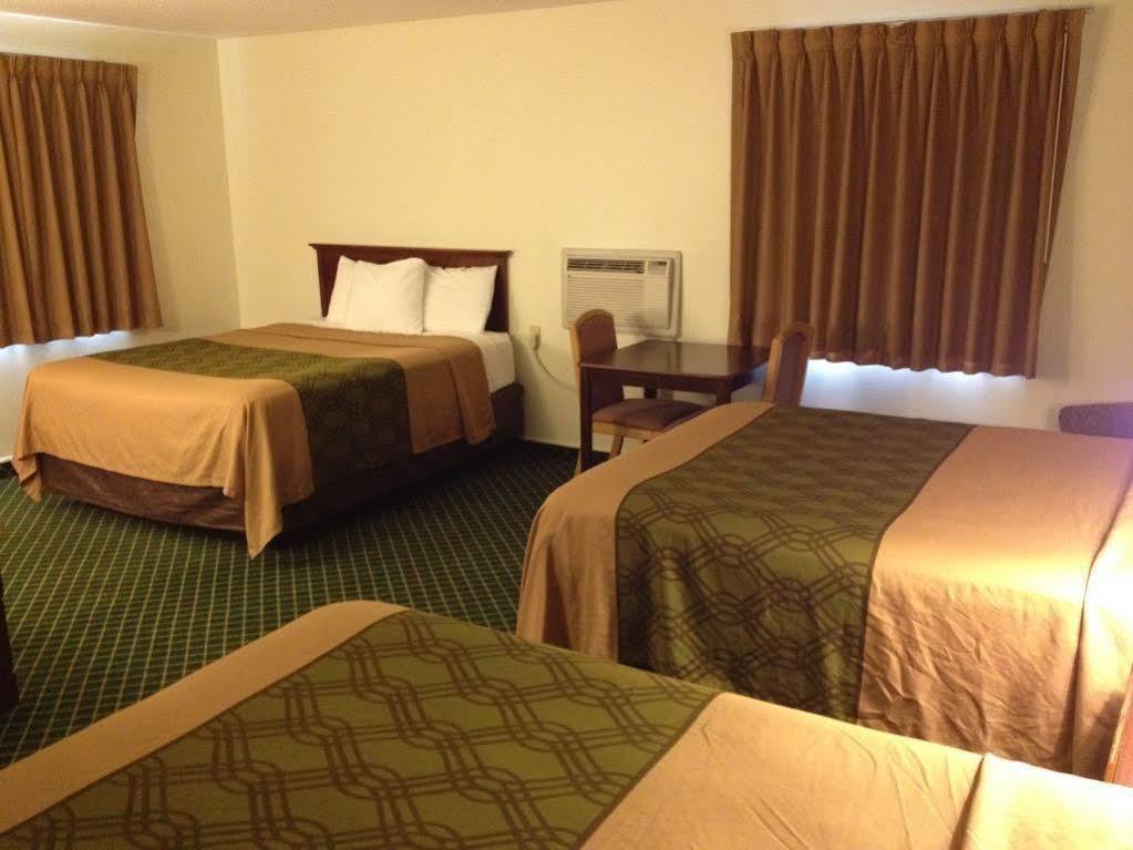 Econo Lodge Hays I-70 Eksteriør billede