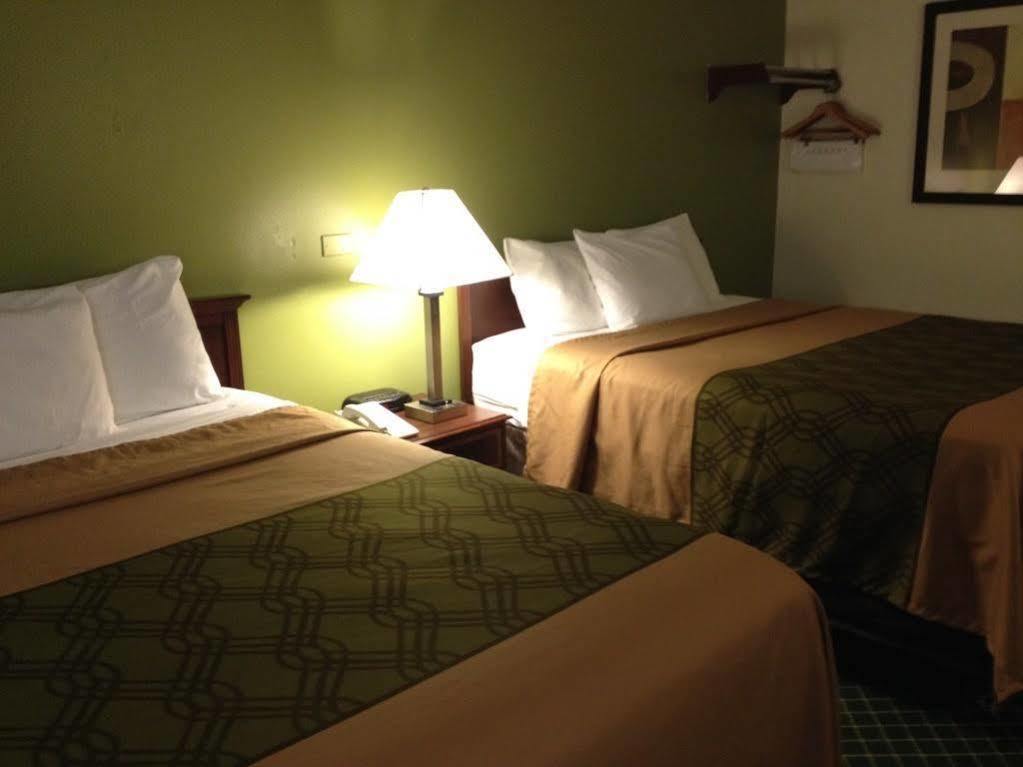 Econo Lodge Hays I-70 Eksteriør billede
