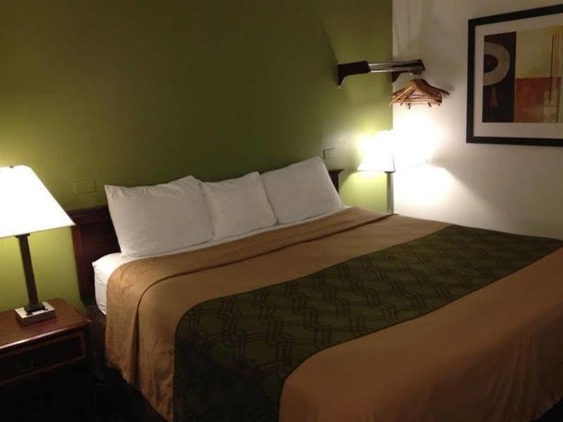 Econo Lodge Hays I-70 Eksteriør billede